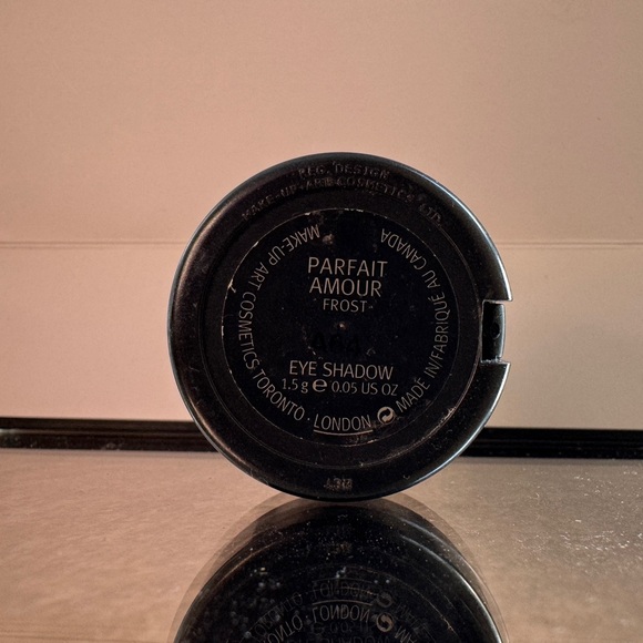 MAC Cosmetics eyeshadow Parfait Amour purple - Picture 3 of 6